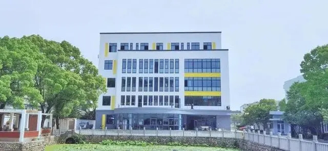 黃巖區(qū)東浦中學(xué)遷建工程采購浙江清澈環(huán)保設(shè)備有限公司清澈不銹鋼水箱